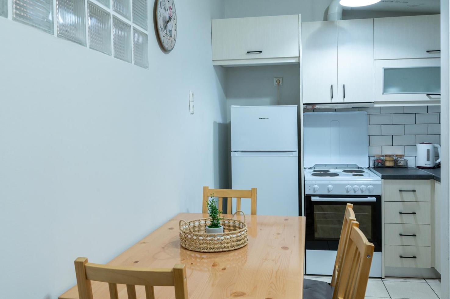 Entire Apt, 2 Bdrm, City Center Ateny Zewnętrze zdjęcie